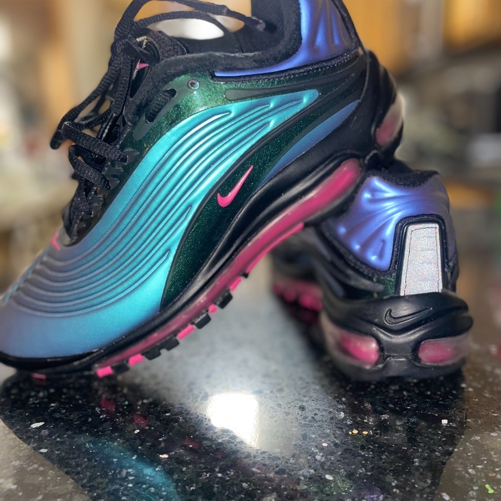 Nike womens Air Max deluxe! Size 6.5 like New!!!